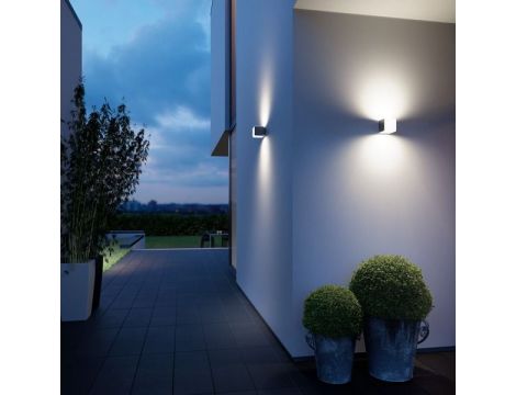 Lampa elewacyjna z czujnikiem ruchu i zmierzchu Steinel L 830 SC LED iHF Bluetooth Mesh Connect 9,1W 3000K 493lm IP44 IK03 230V srebrna / tworzywo sztuczne - 2