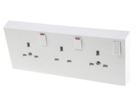 Gniazdo wtykowe potrójne natynkowe z przełącznikiem kolor Biały W budynkach, 13A, IP40 230V ac