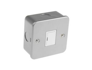 Gniazda i łączniki linii odgałęźnej 13A Montaż powierzchniowy 250V ac