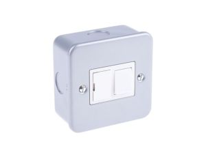 Gniazda i łączniki linii odgałęźnej 13A Montaż powierzchniowy 250V ac