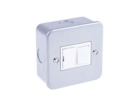 Gniazda i łączniki linii odgałęźnej 13A Montaż powierzchniowy 250V ac