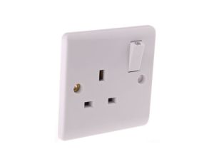 Gniazdo wtykowe Montaż wpuszczany z przełącznikiem kolor Biały W budynkach, 13A, IP20 230V ac