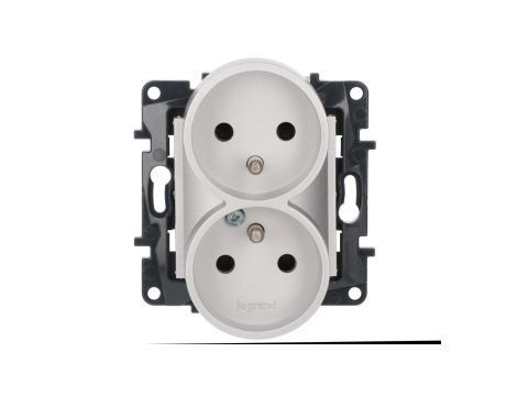 Niloe Step Gniazdo zasilające podwójne 2x2P+Z do ramek wielokrotnych, zaciski śrubowe, z przesłoną styków aluminium 863334