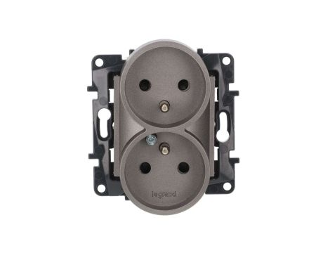 Niloe Step Gniazdo zasilające podwójne 2x2P+Z do ramek wielokrotnych, zaciski śrubowe, z przesłoną styków stalowy 863434