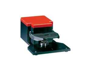 Wyłącznik nożny bez osłony (zestyki migowe 1xNO + 1xNC) KG100S1 LOVATO