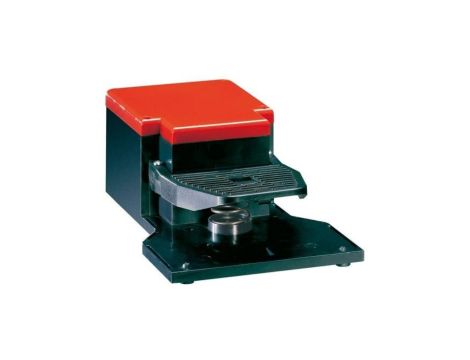 Wyłącznik nożny bez osłony (zestyki migowe 1xNO + 1xNC) KG100S1 LOVATO